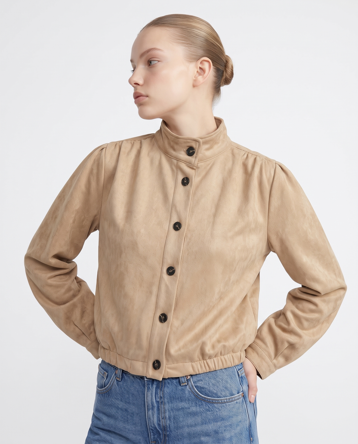 Giubbotto corto con elastico sul fondo e bottoni - Beige