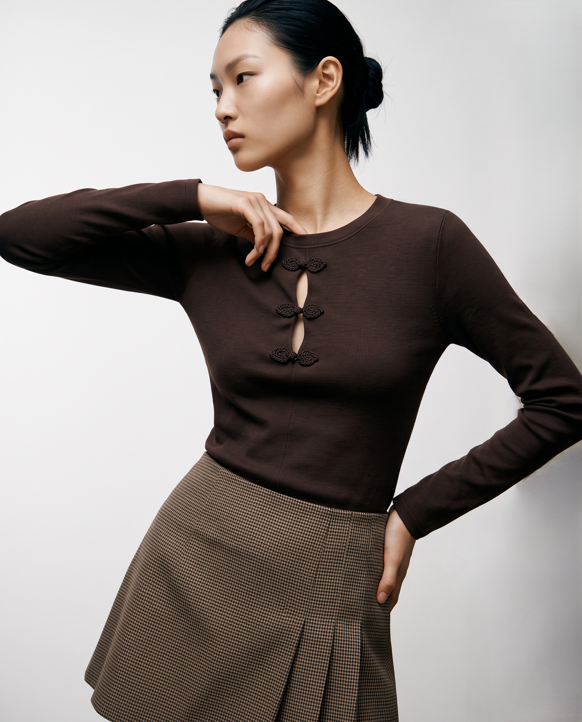 Long sleeve top with keyhole opening and frog fastenings - Brown