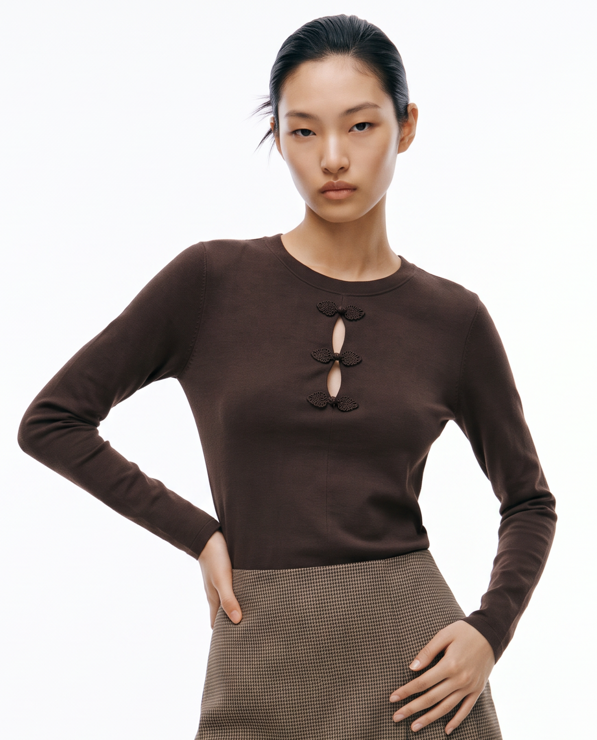 Long sleeve top with keyhole opening and frog fastenings - Brown