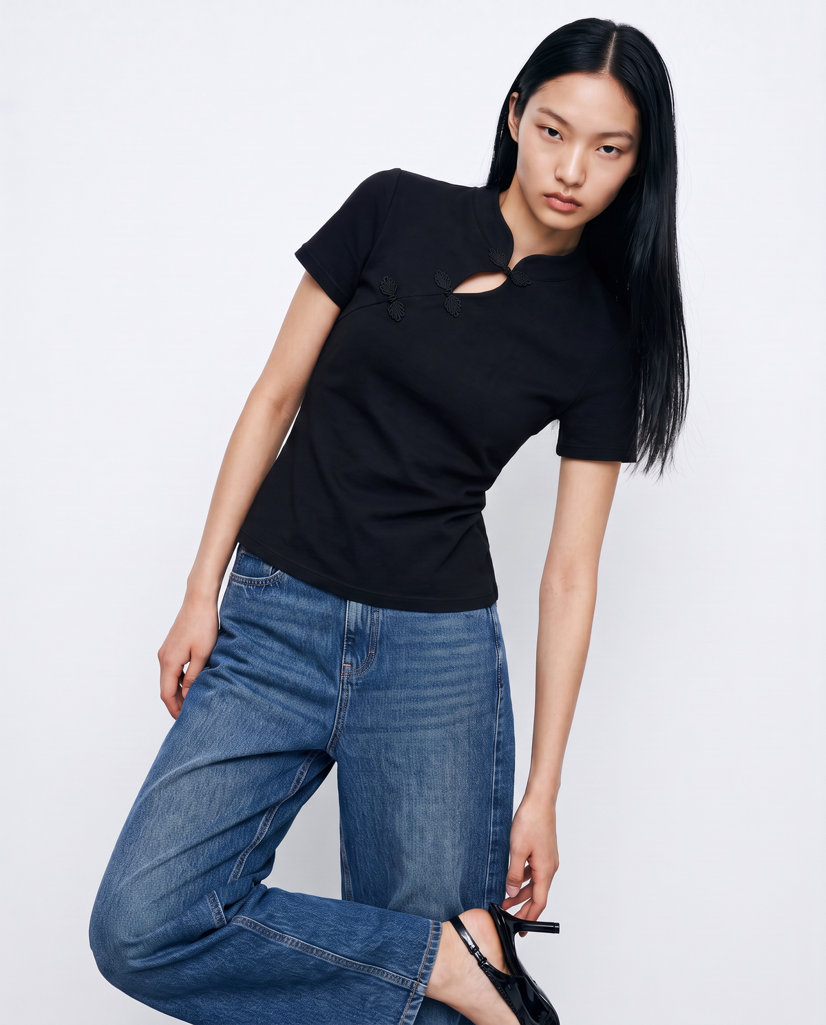 Asymmetric short sleeve top with mandarin collar and frog closures - Black