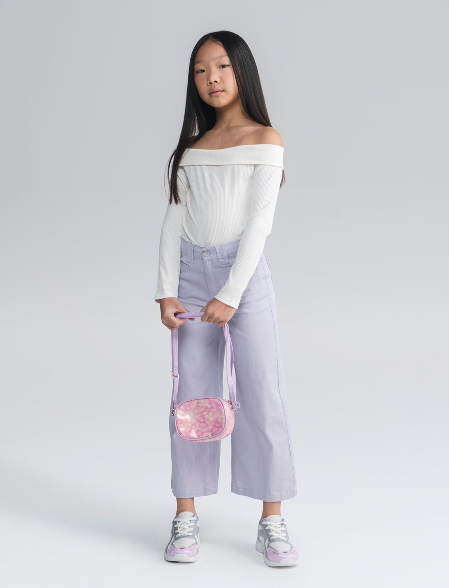 T- shirt da bambina in costina con scollo a barca. - Bianco latte