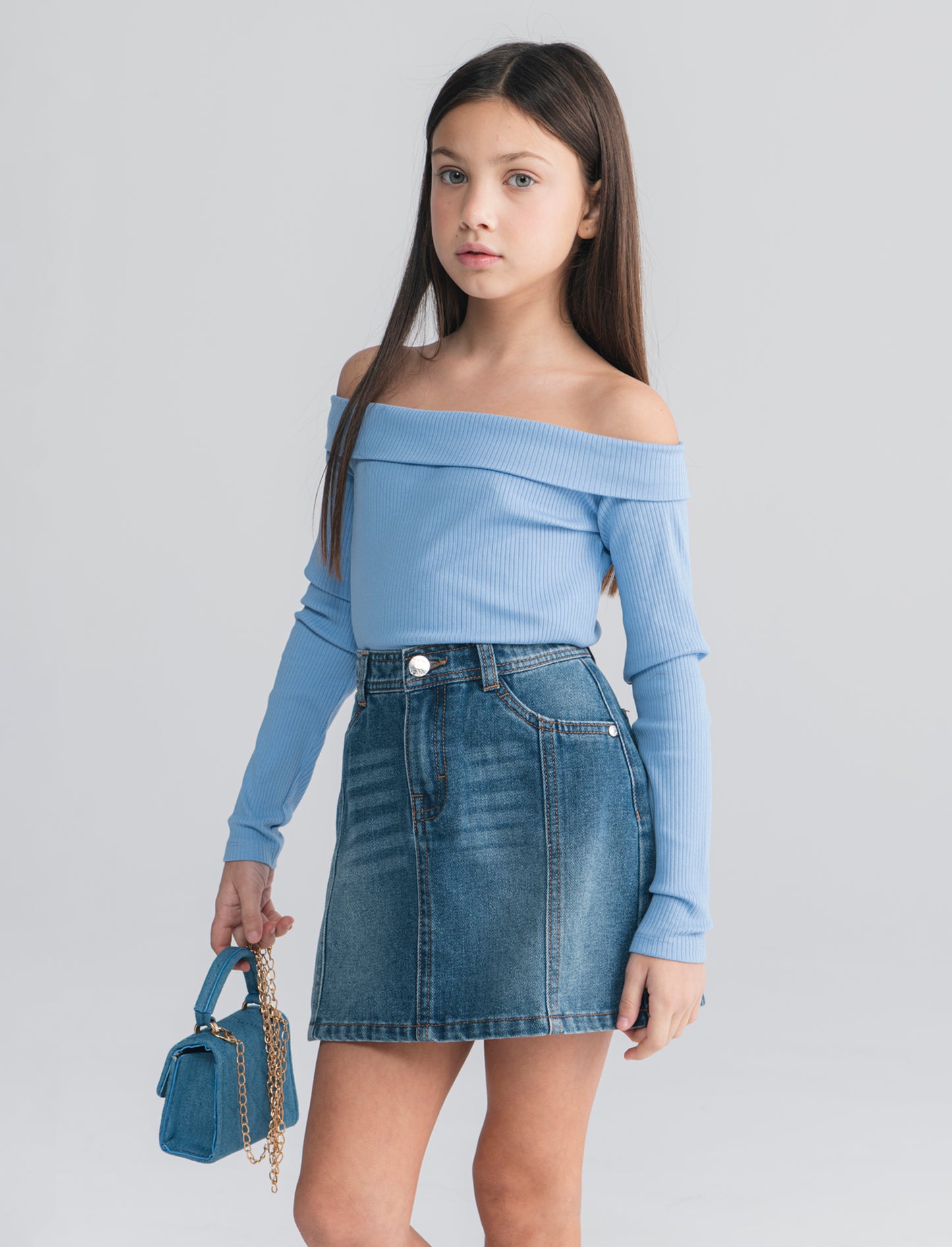 T- shirt da bambina in costina con scollo a barca. - Azzurro
