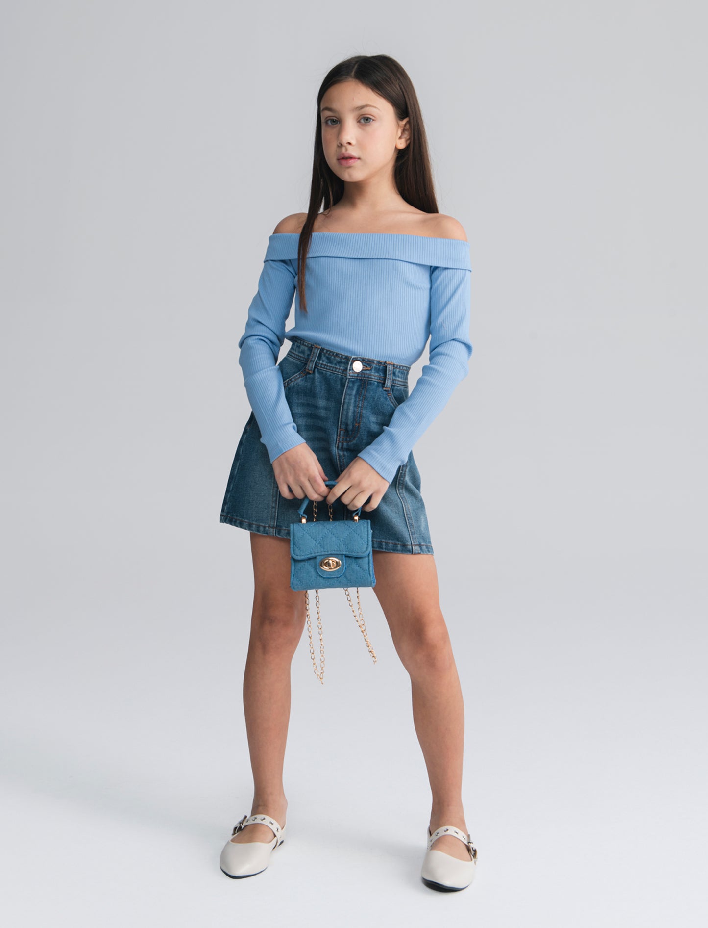 T- shirt da bambina in costina con scollo a barca. - Azzurro