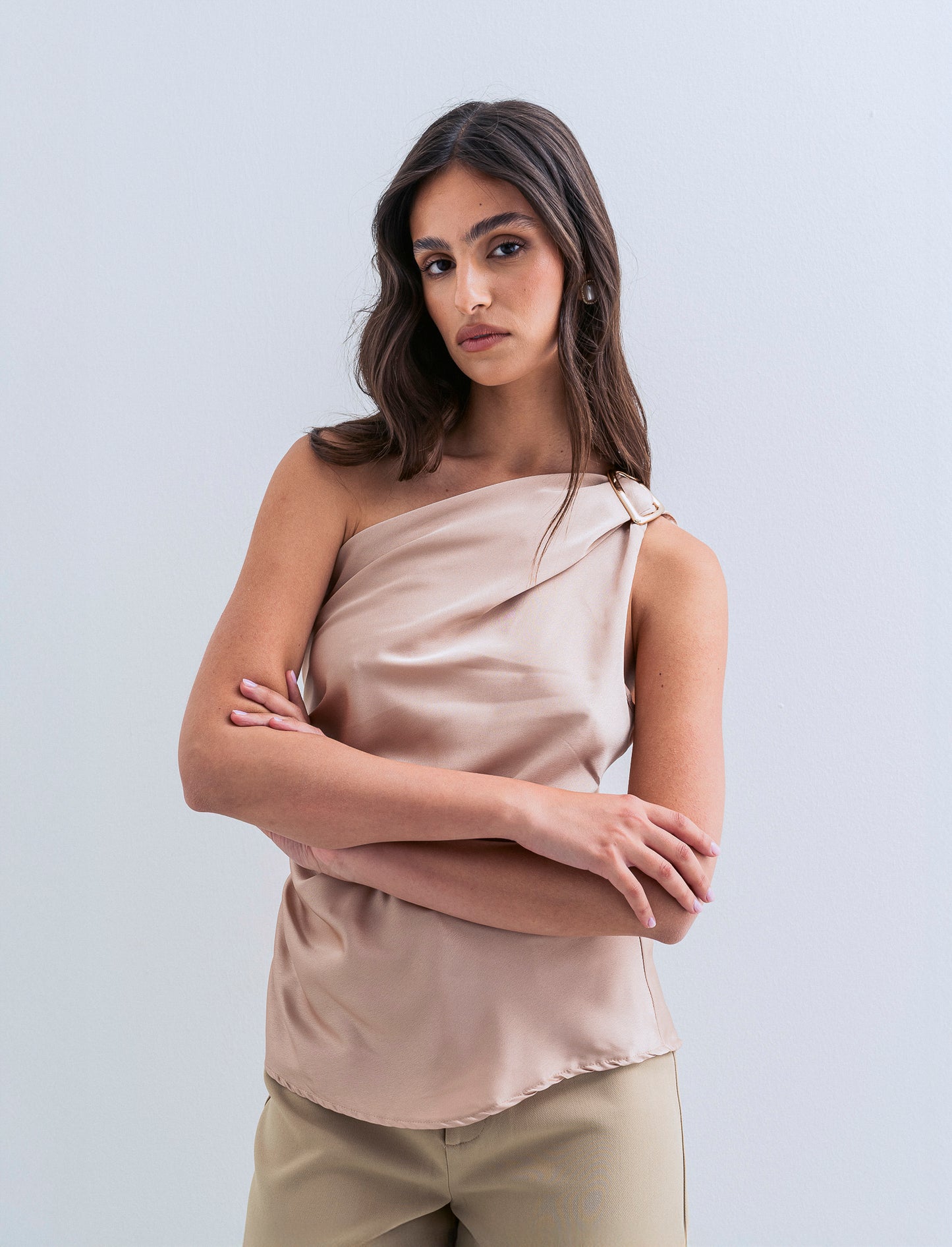 Top raso monospalla con accessorio - Beige champagne