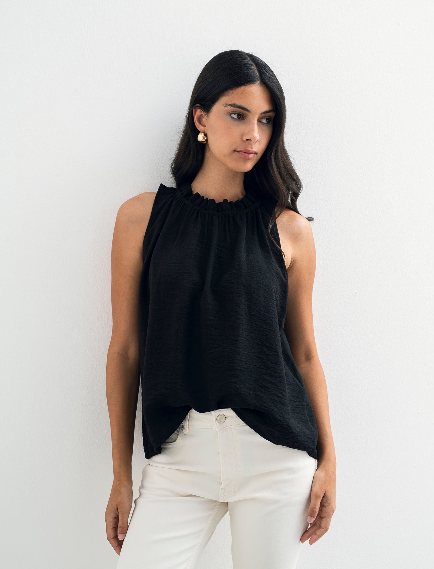 Top in cotone lavato con arriccio sul collo - Nero