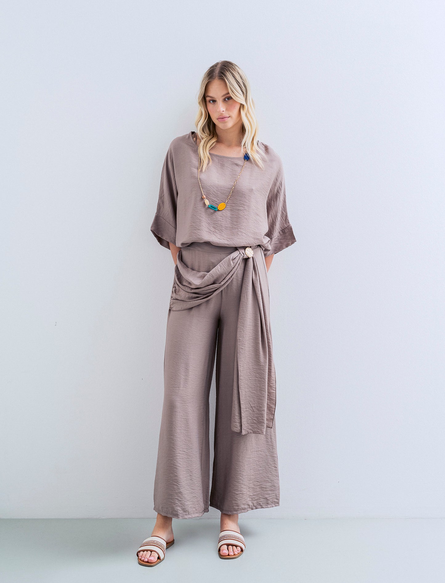 Pantalone largo con fusciacca e bottone - Grigio fango