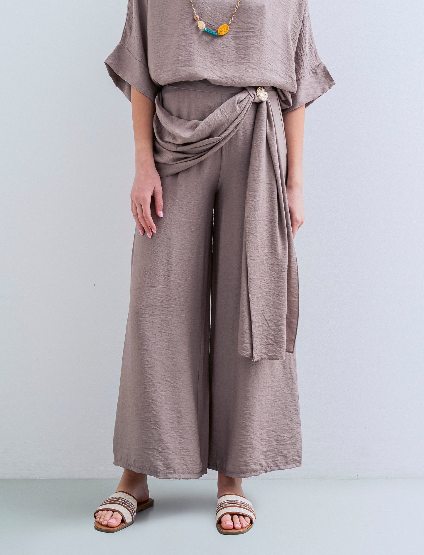 Pantalone largo con fusciacca e bottone - Grigio fango
