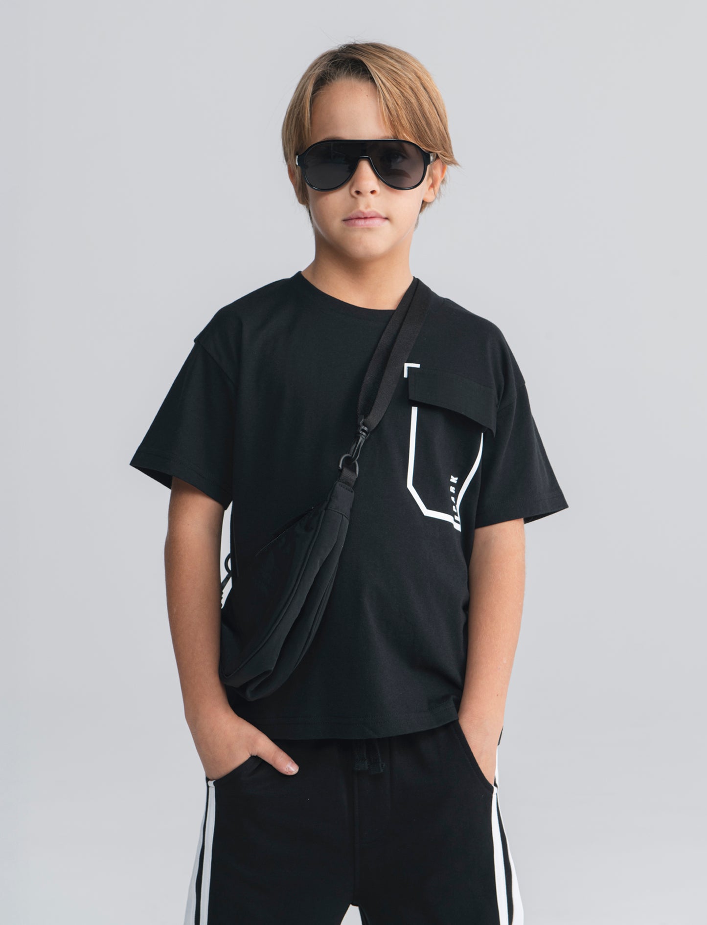 T-shirt in cotone con tasca e stampa - Nero