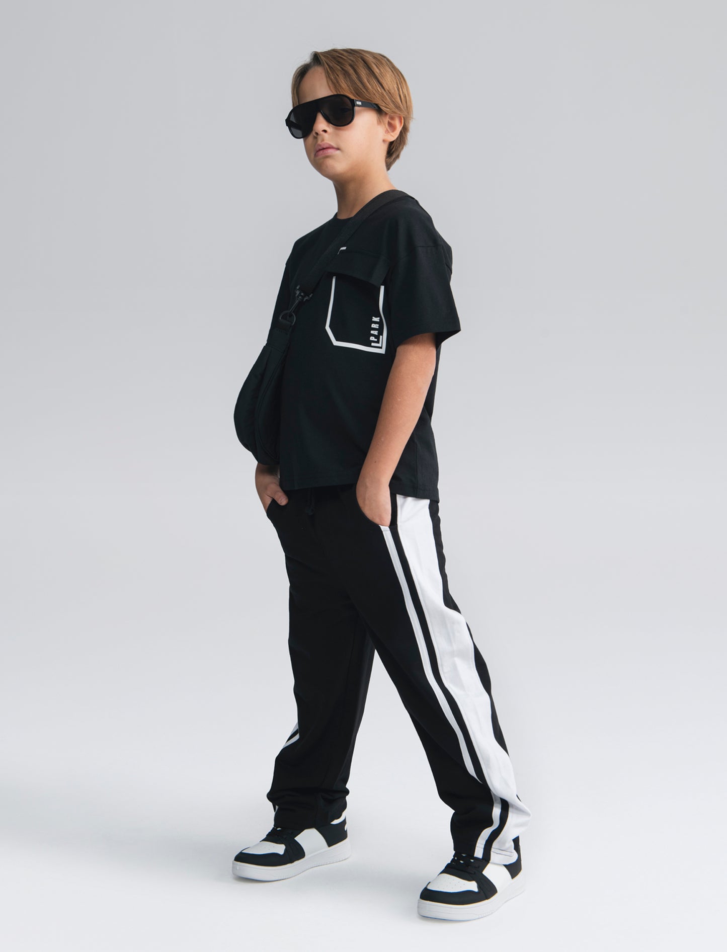 T-shirt in cotone con tasca e stampa - Nero