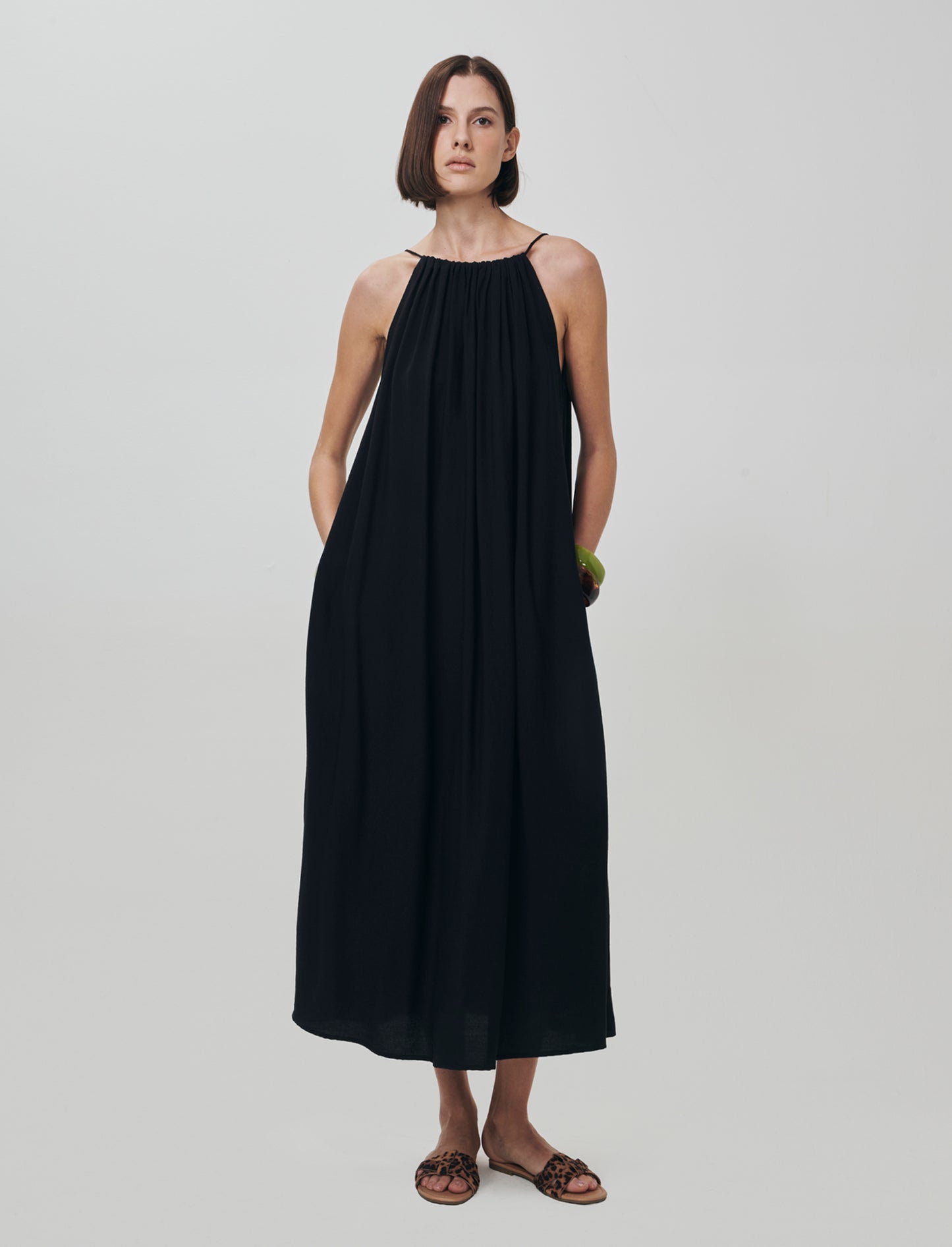 Vestito lungo con collo arricciato e svasato - Nero