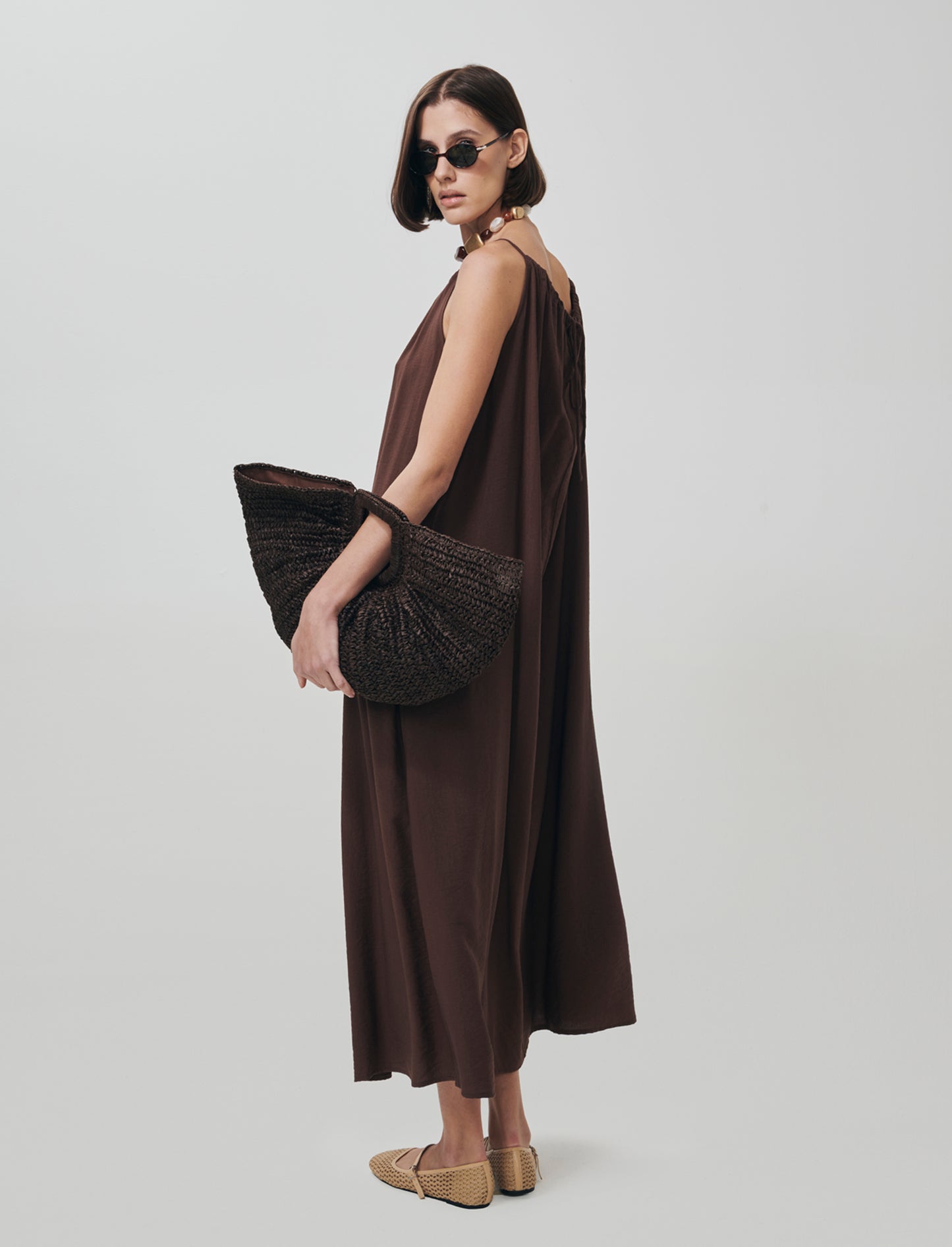 Vestito lungo con collo arricciato e svasato - Marrone cioccolato