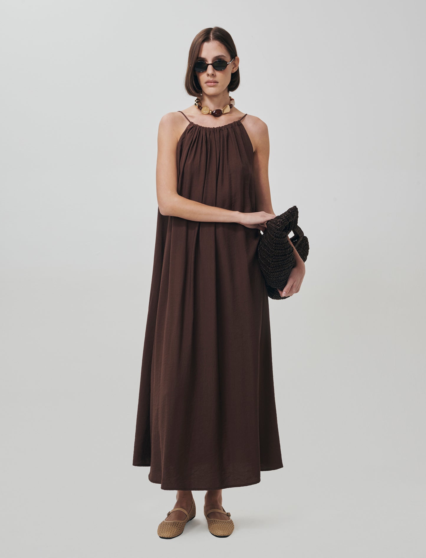 Vestito lungo con collo arricciato e svasato - Marrone cioccolato