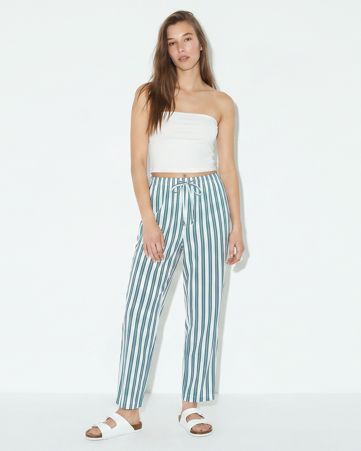 Elevate your wardrobe with these long printed pants designed for the modern woman. Crafted from ligh - 