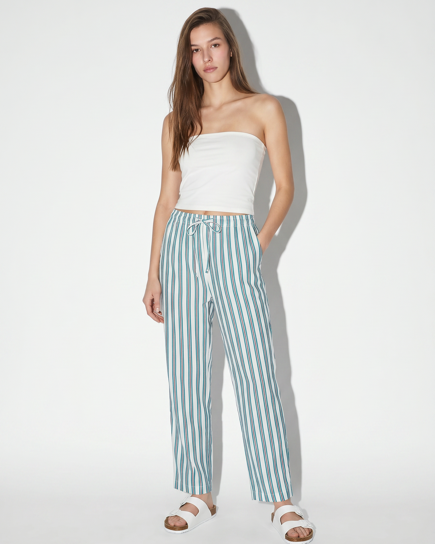 Elevate your wardrobe with these long printed pants designed for the modern woman. Crafted from ligh - 