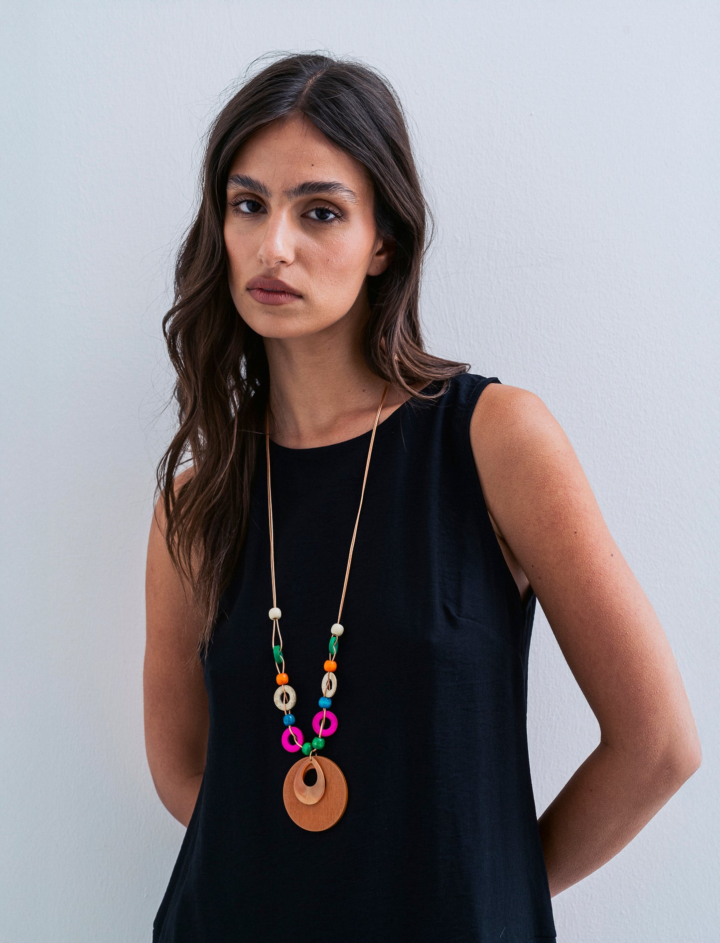 Top con balza e collana - Nero
