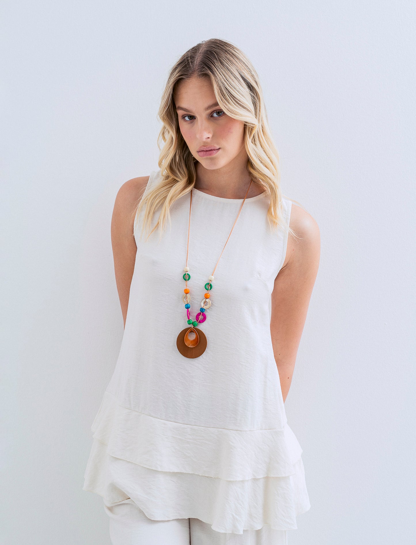 Top con balza e collana - Sabbia