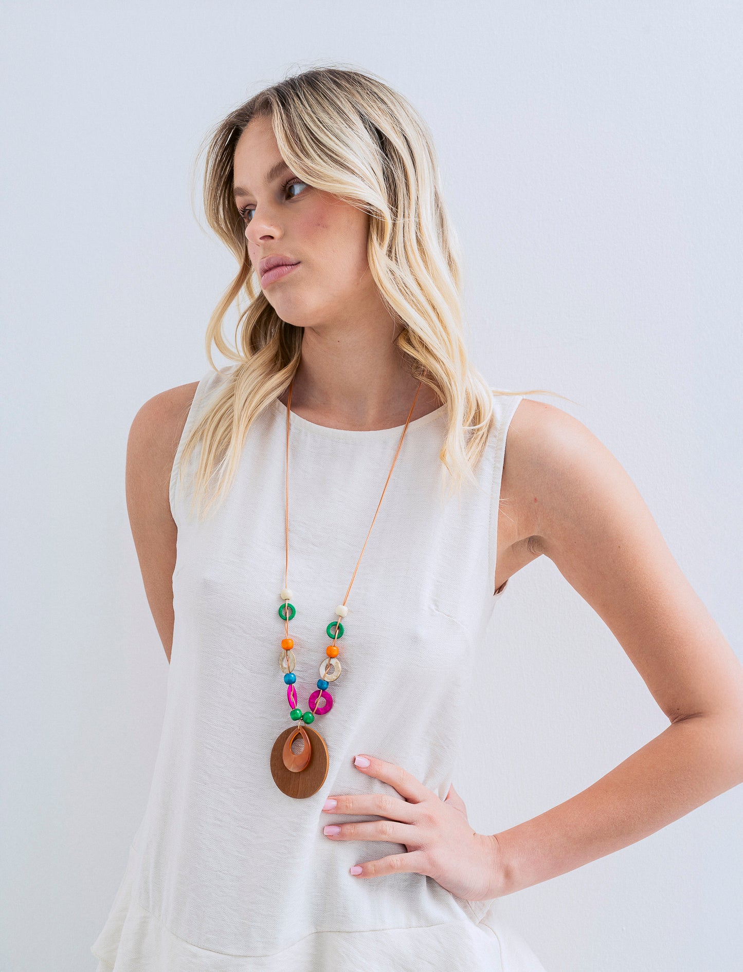 Top con balza e collana - Sabbia