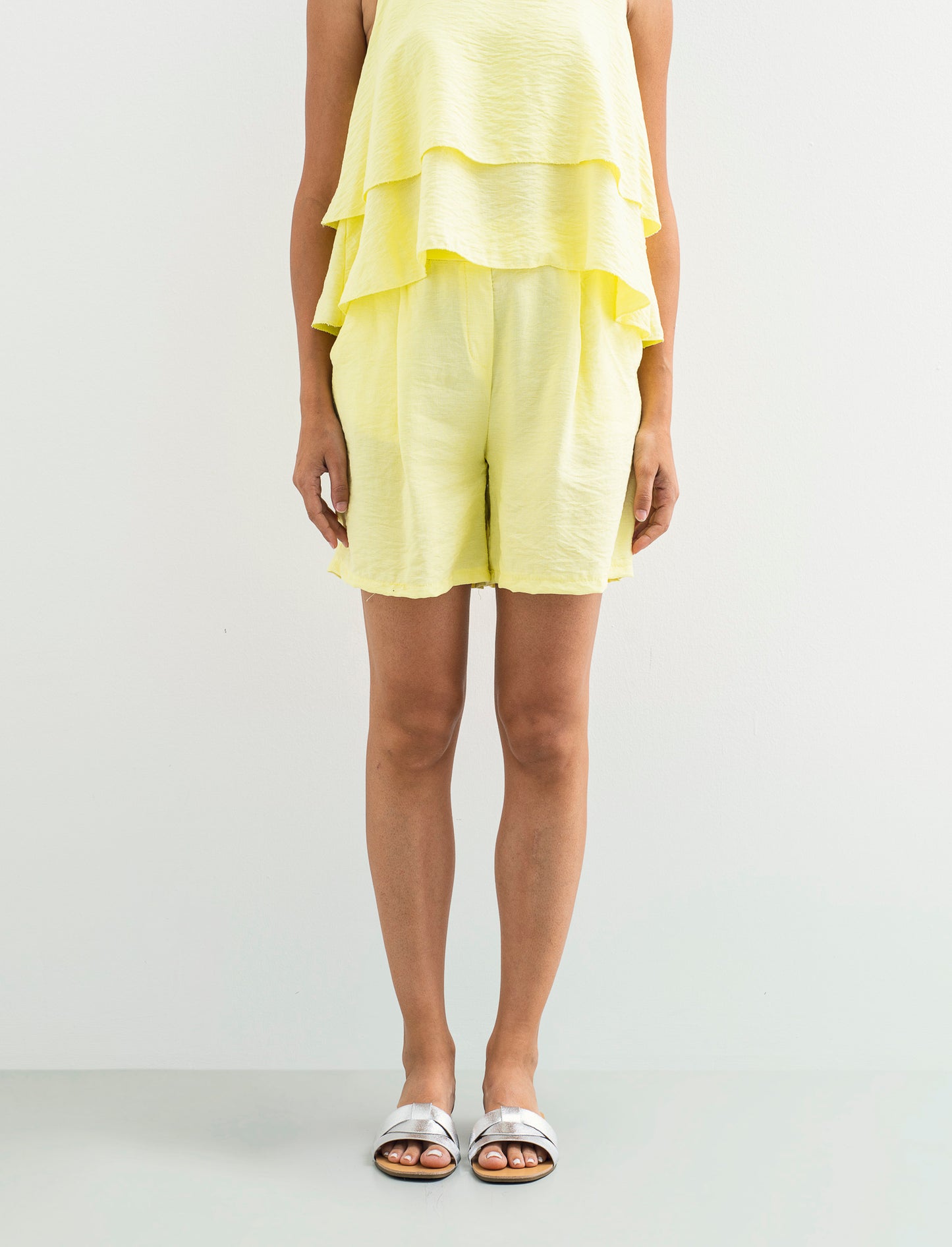 Short con passanti e pinces - Giallo