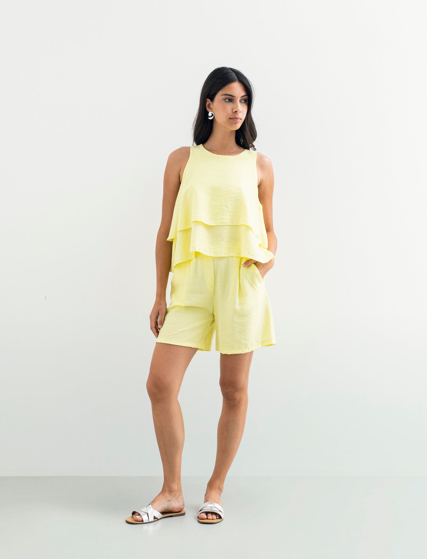 Short con passanti e pinces - Giallo