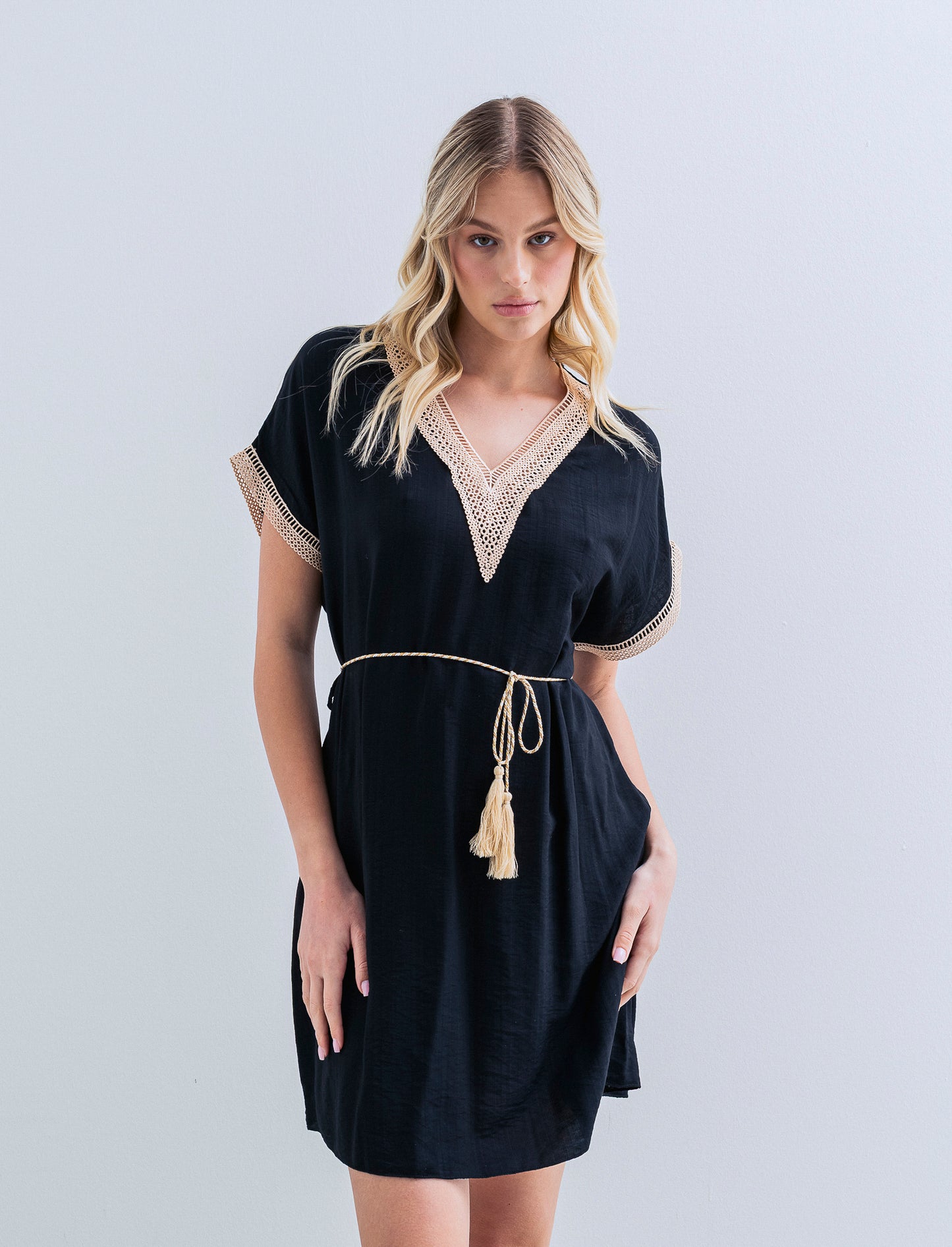 Vestito con cintura e passamaneria - Nero