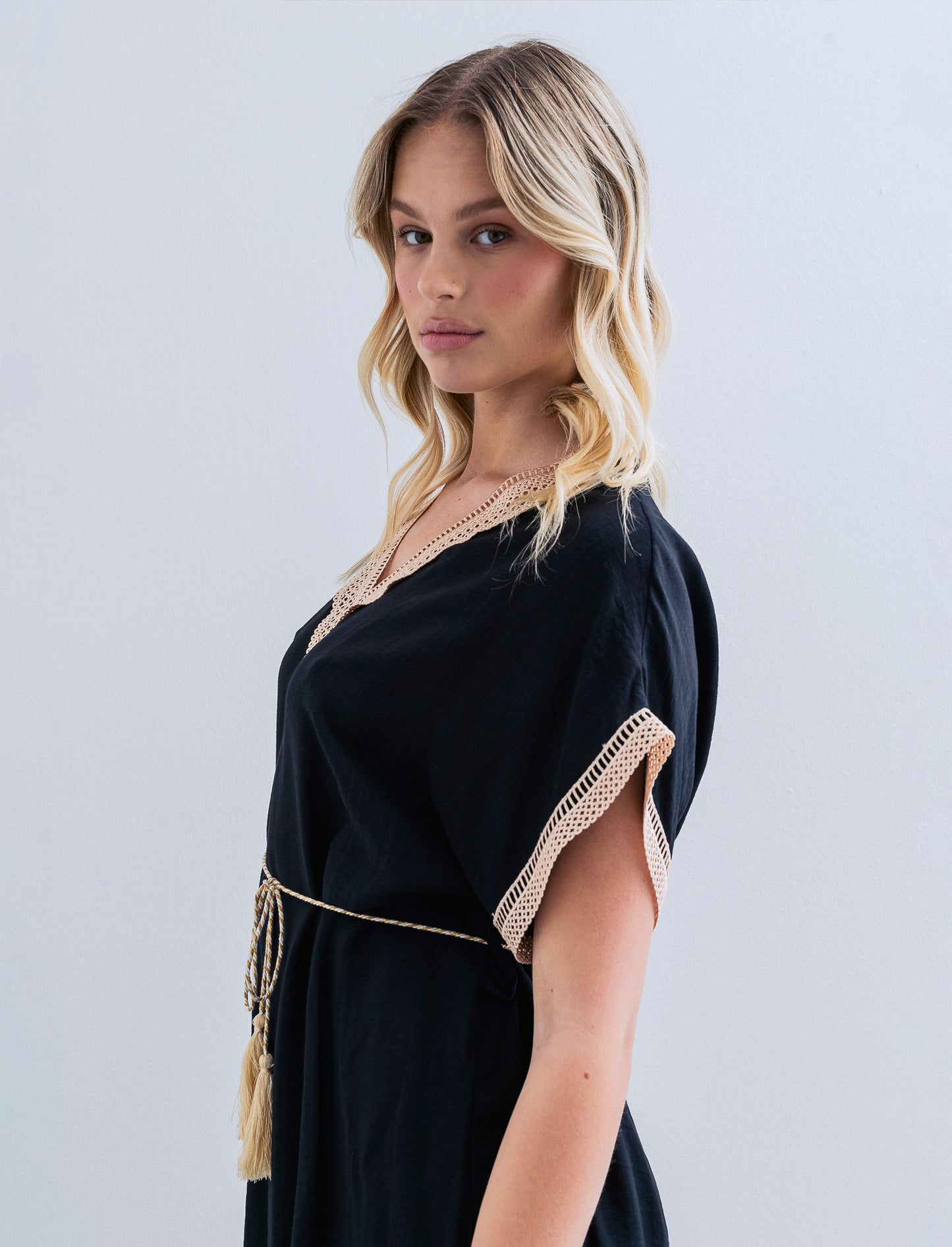Vestito con cintura e passamaneria - Nero