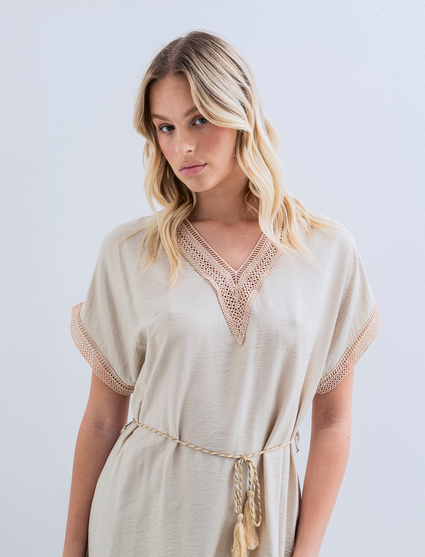 Vestito con cintura e passamaneria - Beige