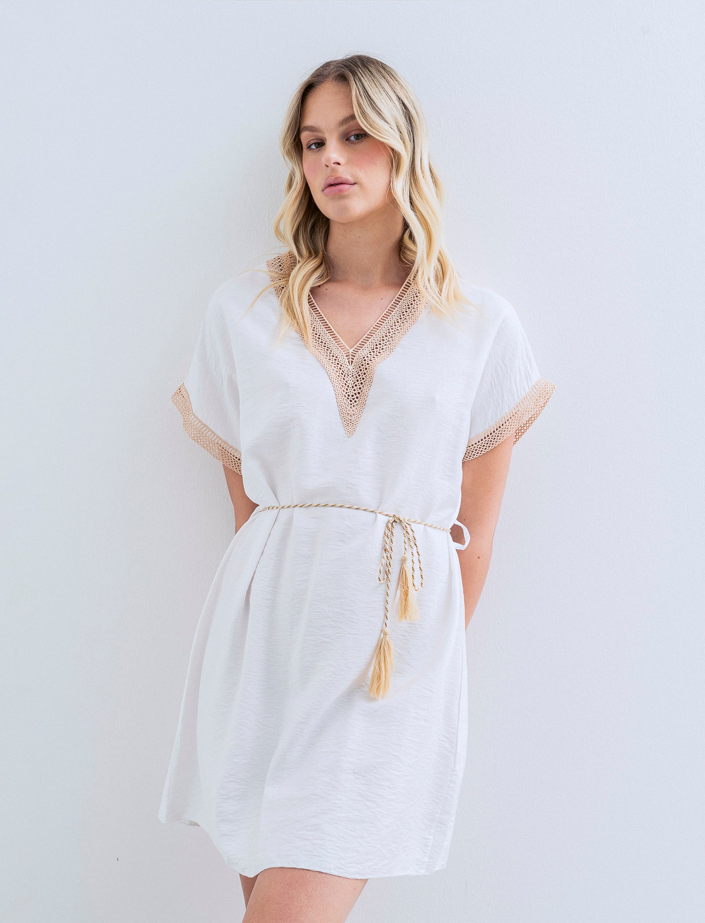 Vestito con cintura e passamaneria - Bianco