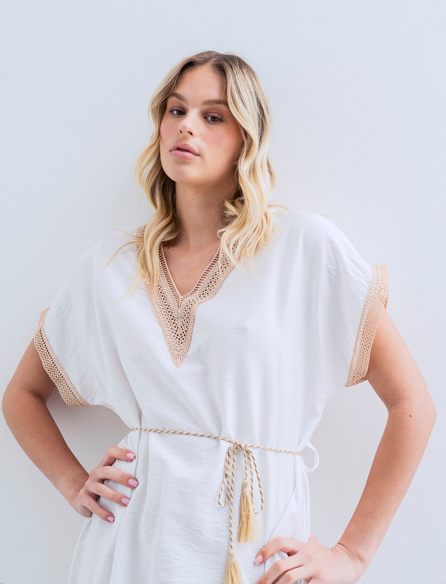Vestito con cintura e passamaneria - Bianco