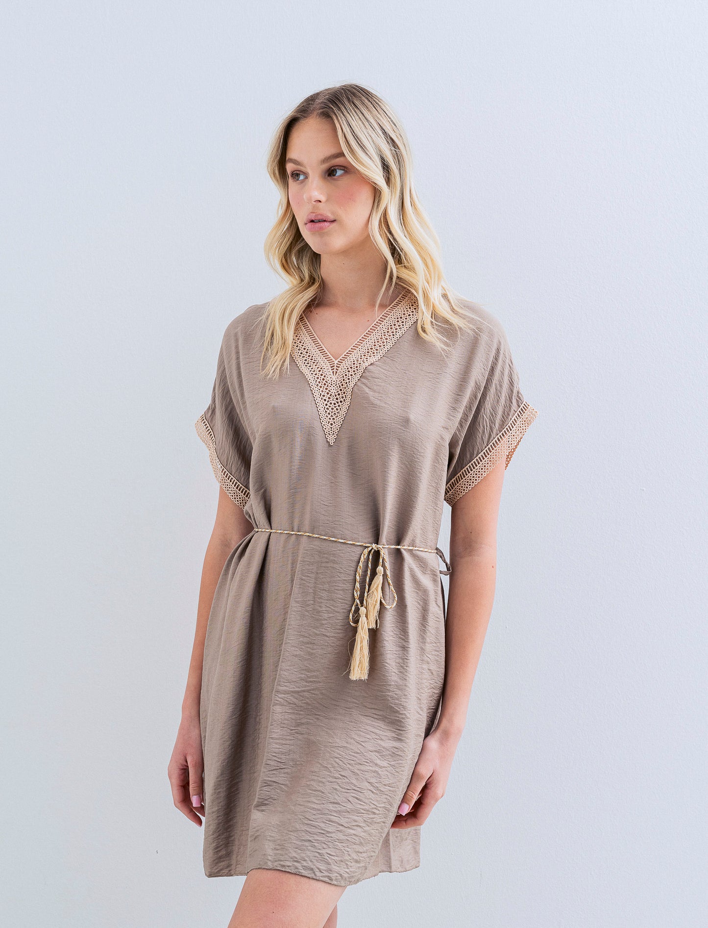 Vestito con cintura e passamaneria - Grigio fango