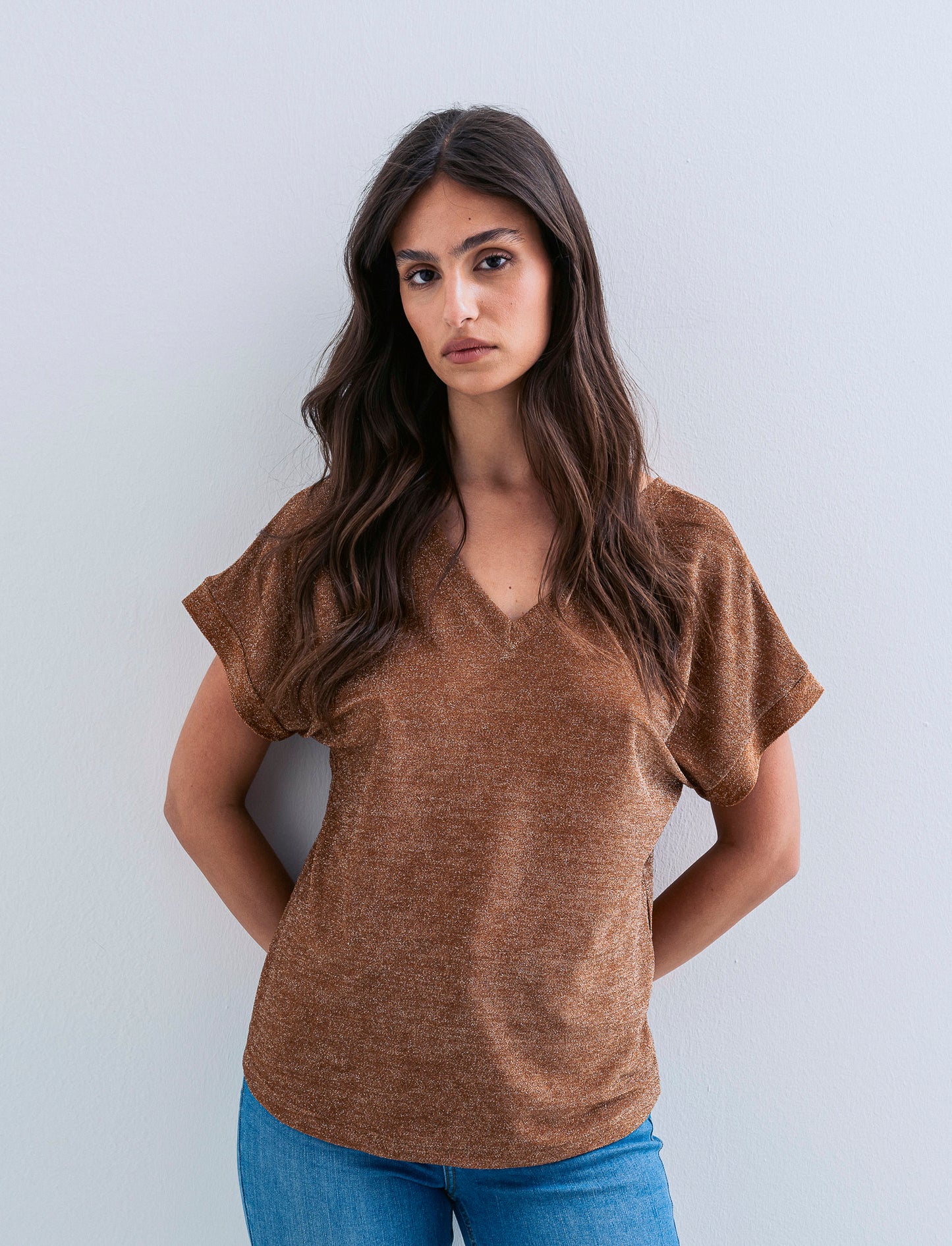 TSHIRT IN TESSUTO LUREX CON SCOLLO A V - Marrone tabacco
