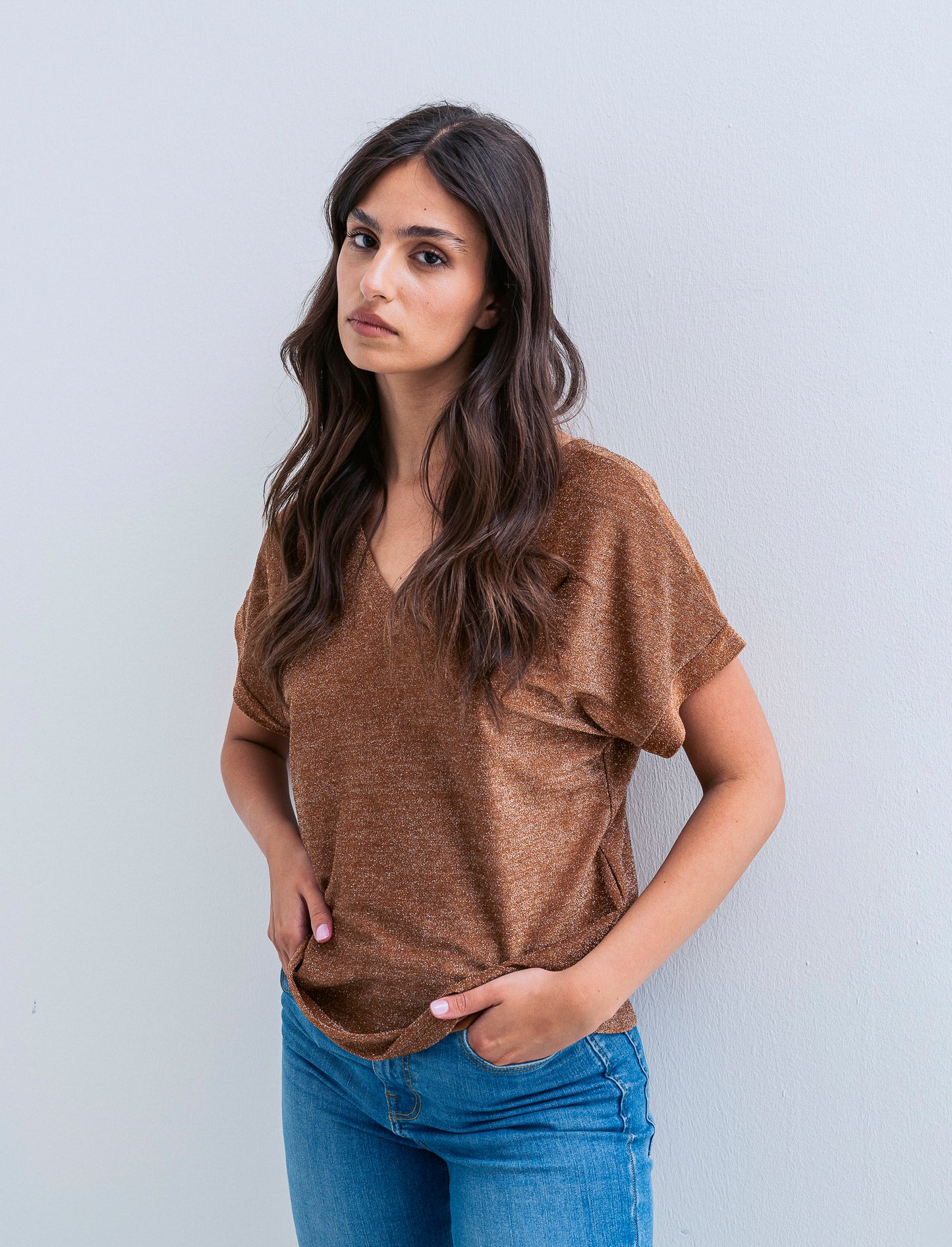 TSHIRT IN TESSUTO LUREX CON SCOLLO A V - Marrone tabacco