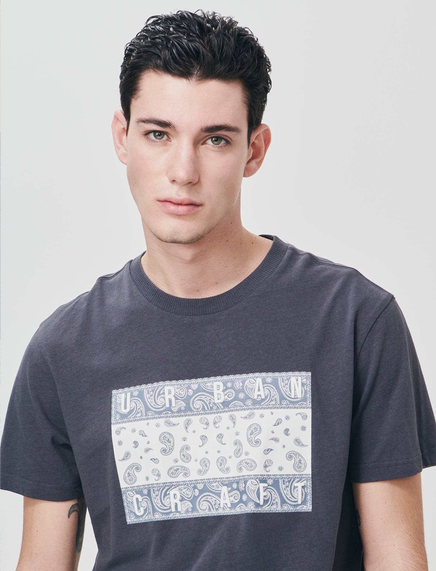 T-shirt in cotone con stampa paisley - Avion