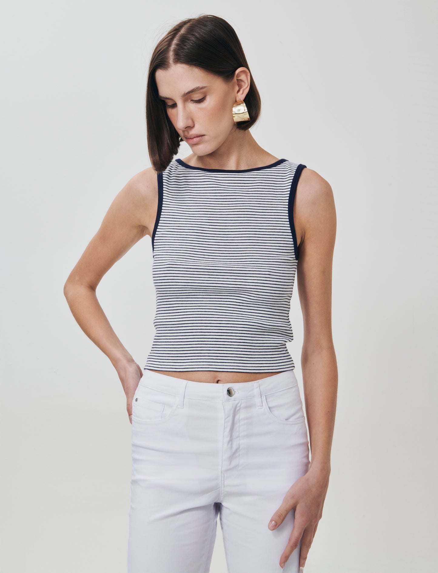 Elevate your wardrobe with this stunning ribbed tank top, designed specifically for women who apprec - 