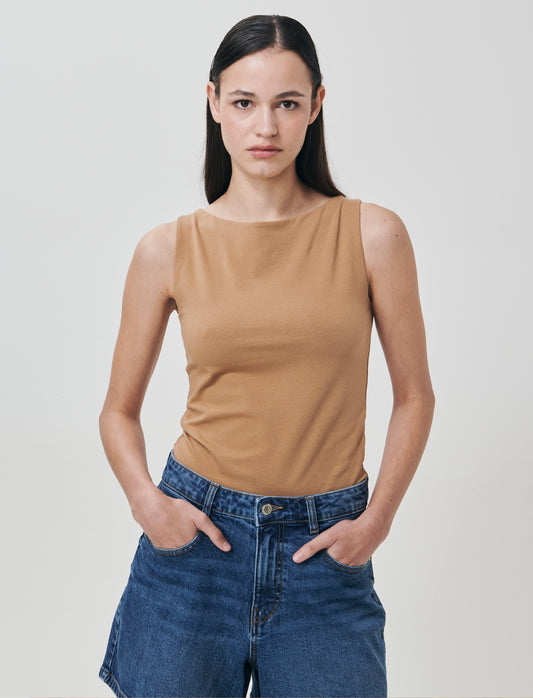Top smanicato in cotone con scollo barca - Cammello