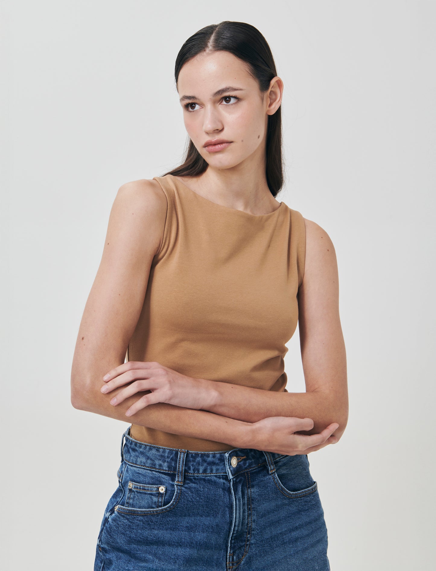 Top smanicato in cotone con scollo barca - Cammello