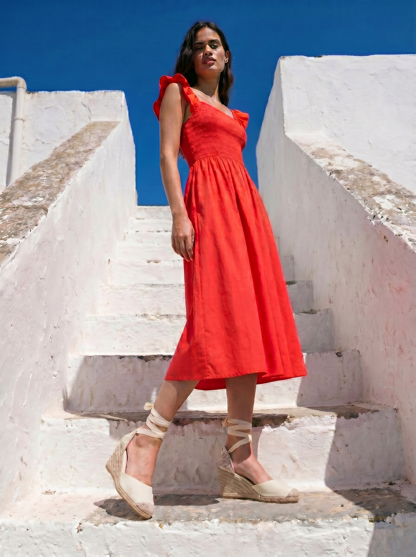 Abito lungo con busto smock e volant - Corallo