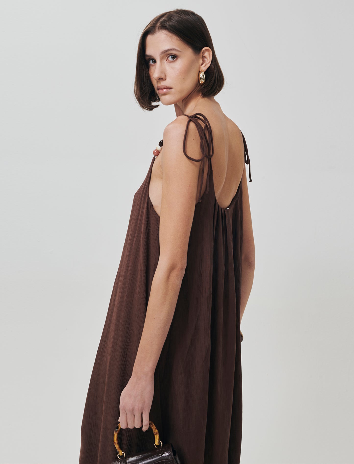 Vestito lungo leggero con pieghe e fiocco - Marrone cioccolato