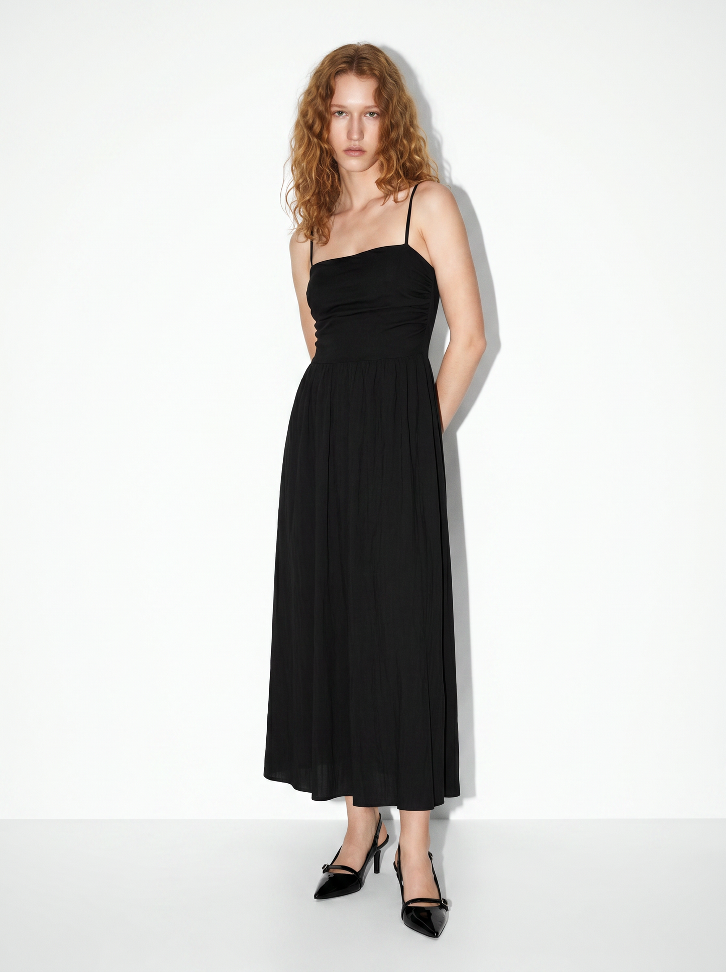 Vestito lungo con corpetto a costine e tasche - Nero