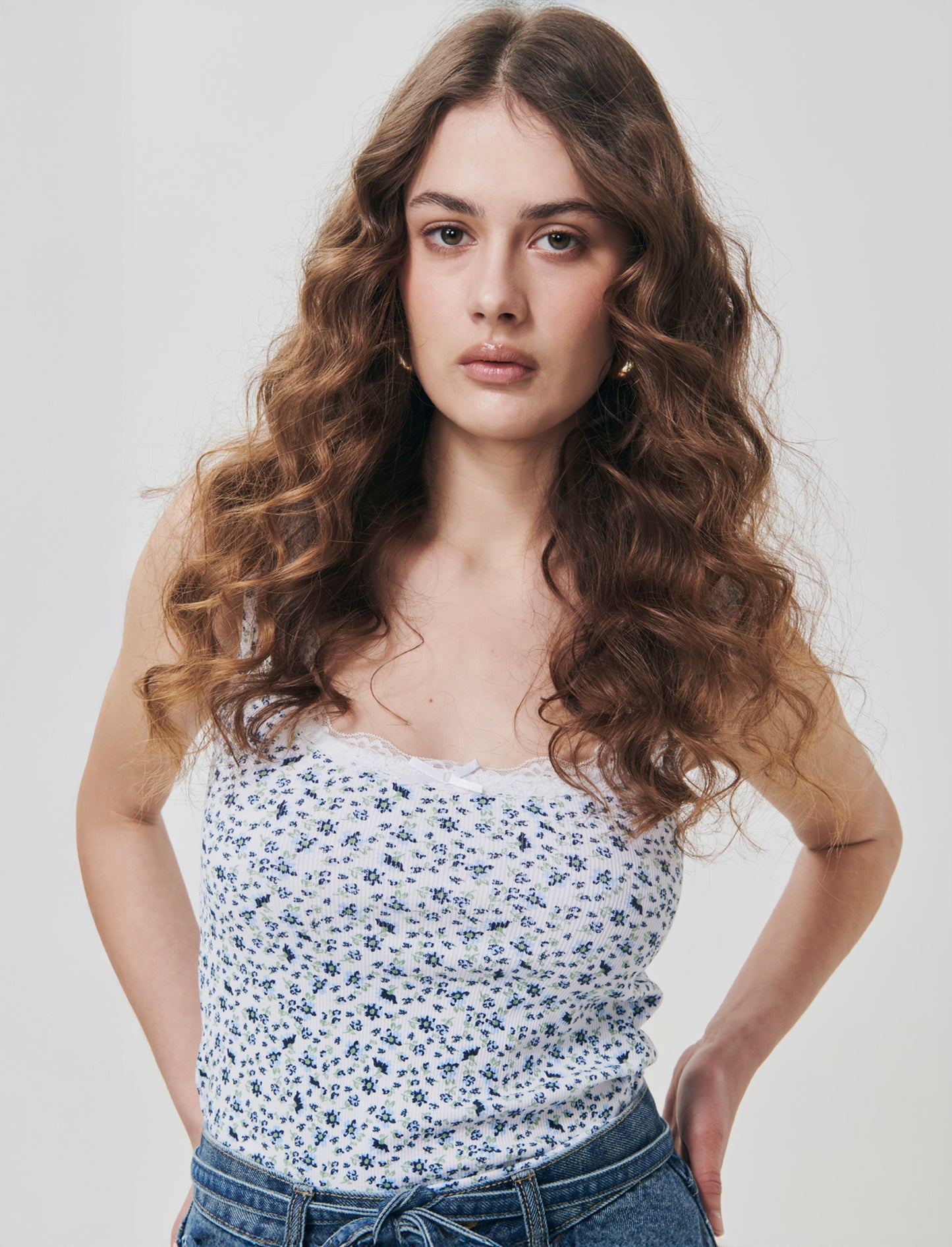 Top in cotone con scollo madonna e fiocco - var 2