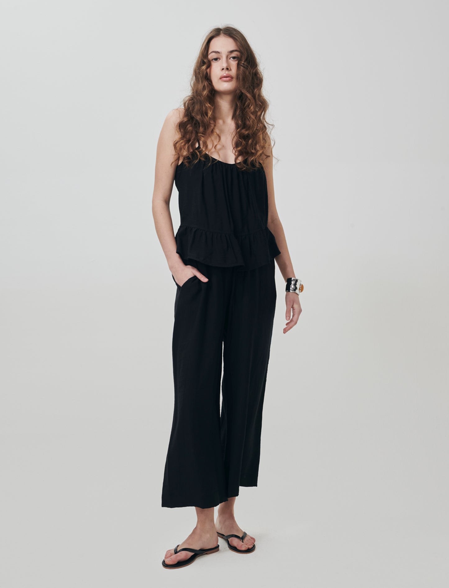 Top con spalline sottili e fondo arricciato - Nero