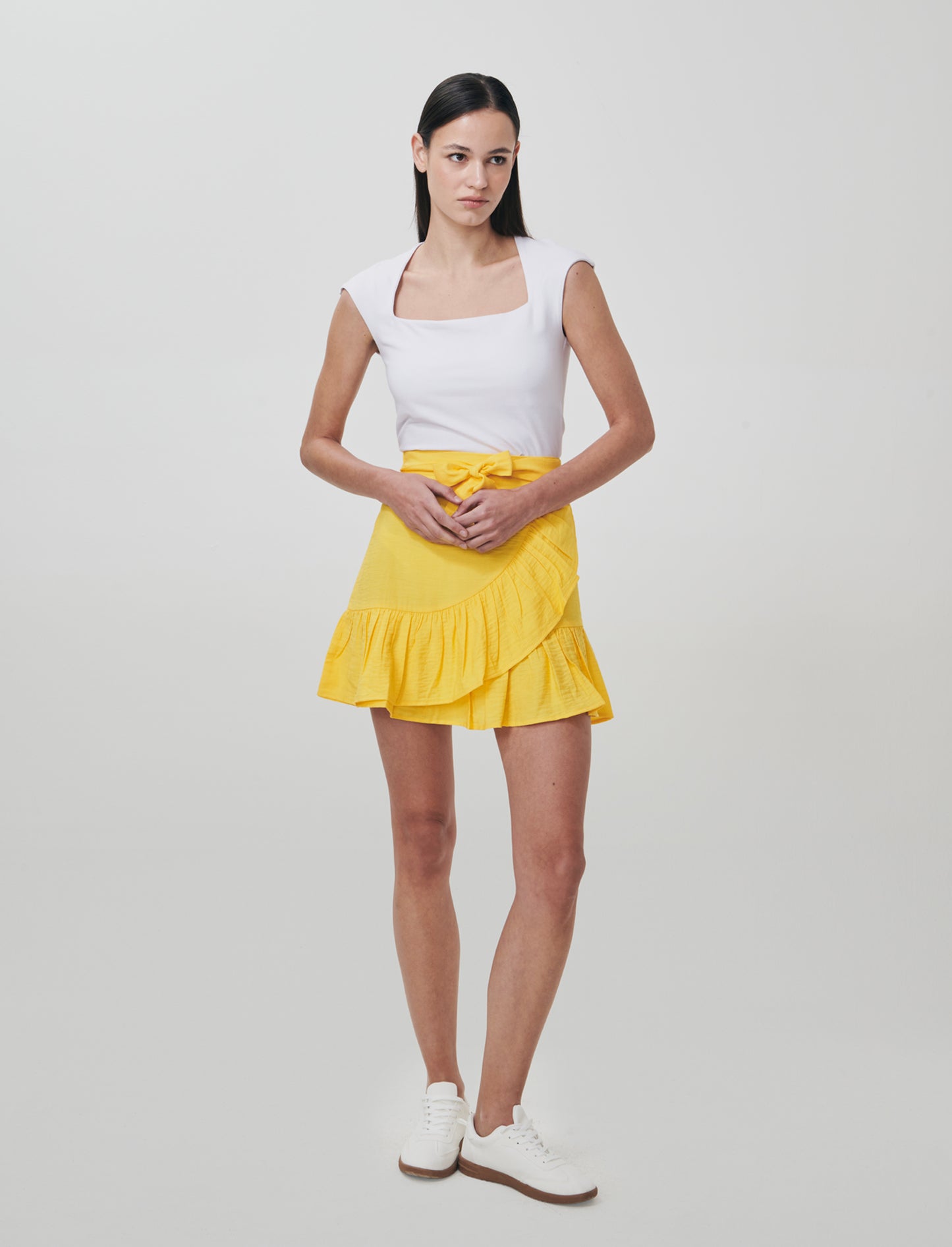 Short skirt with ruffles and bow in front - Yellow
