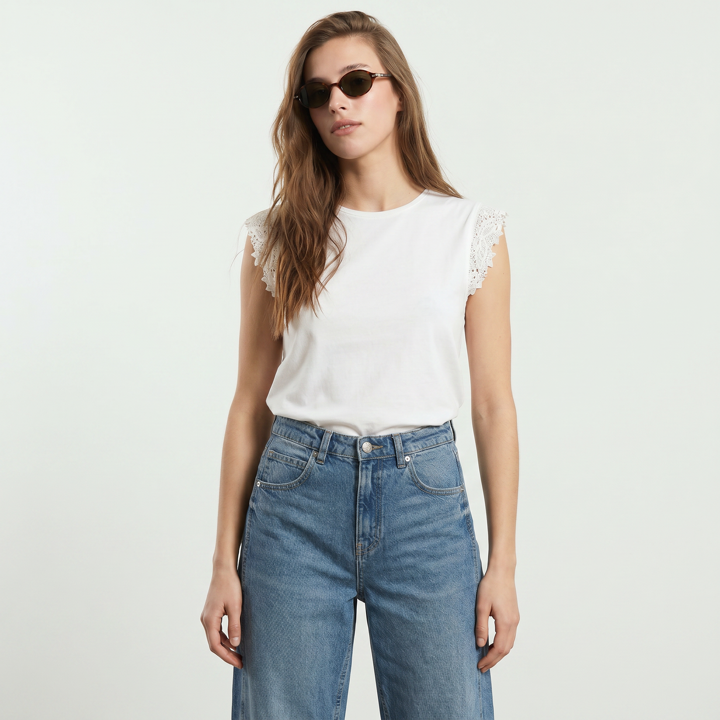 T-shirt in pizzo per donne eleganti - Bianco