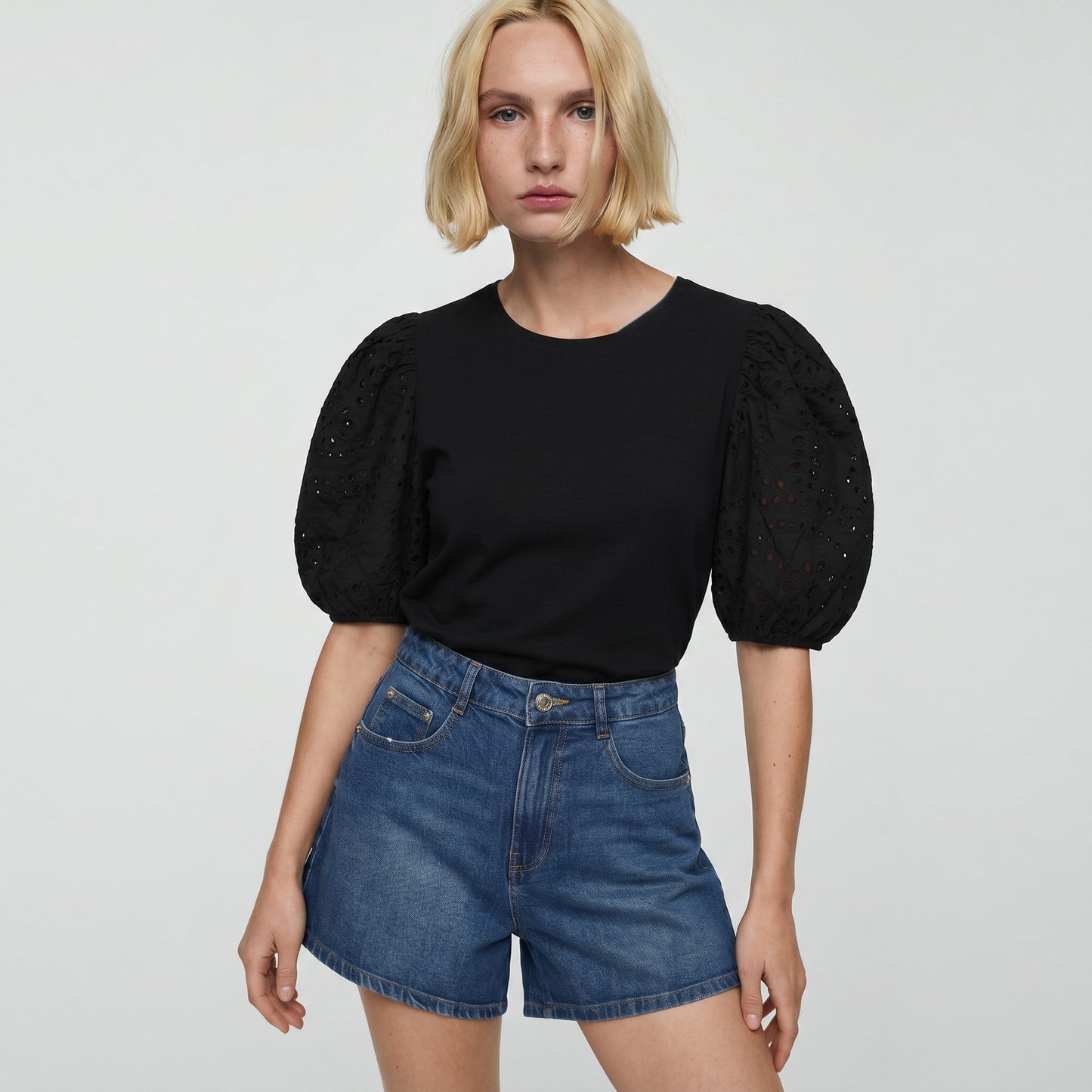 T-shirt in cotone con maniche in pizzo - Nero