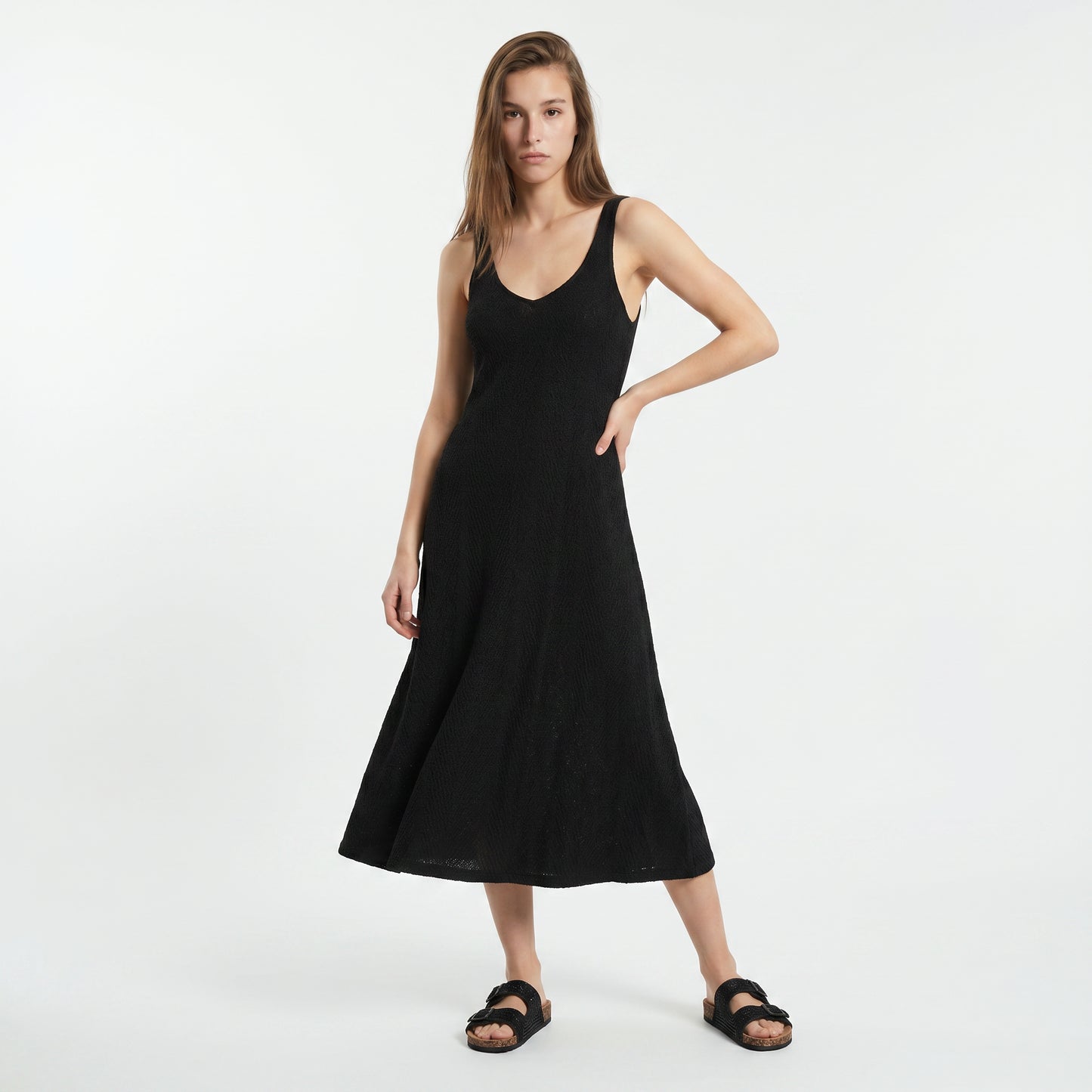 Vestito lungo smanicato con scollo a V - Nero