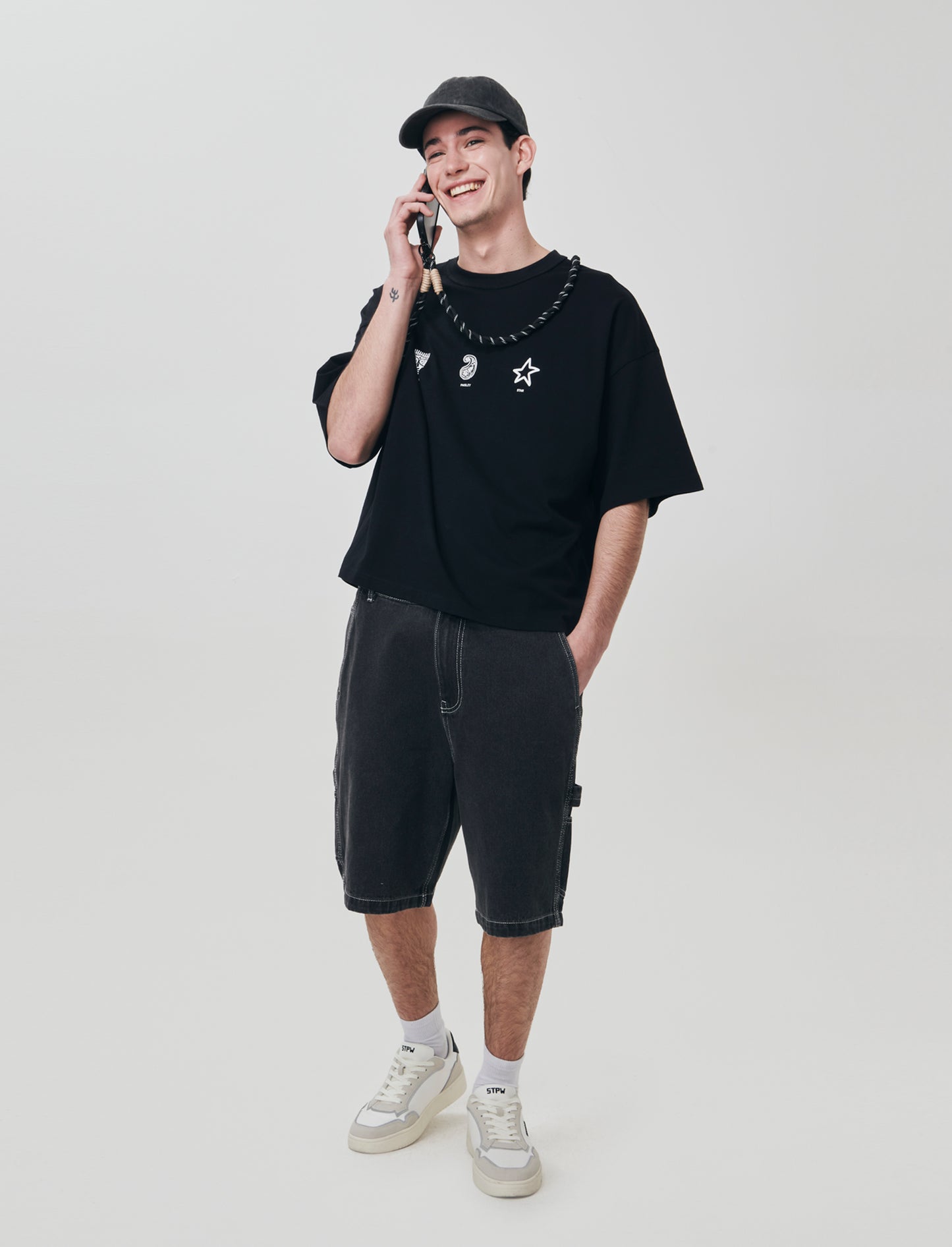 Boxy fit T-shirt with prints and embroidery - Black