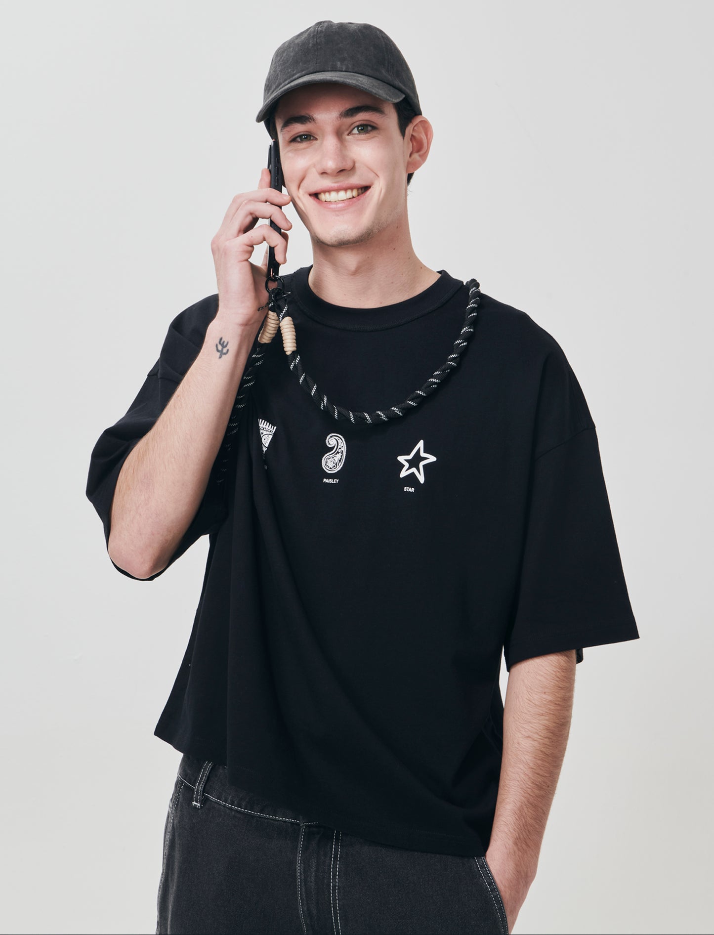 Boxy fit T-shirt with prints and embroidery - Black
