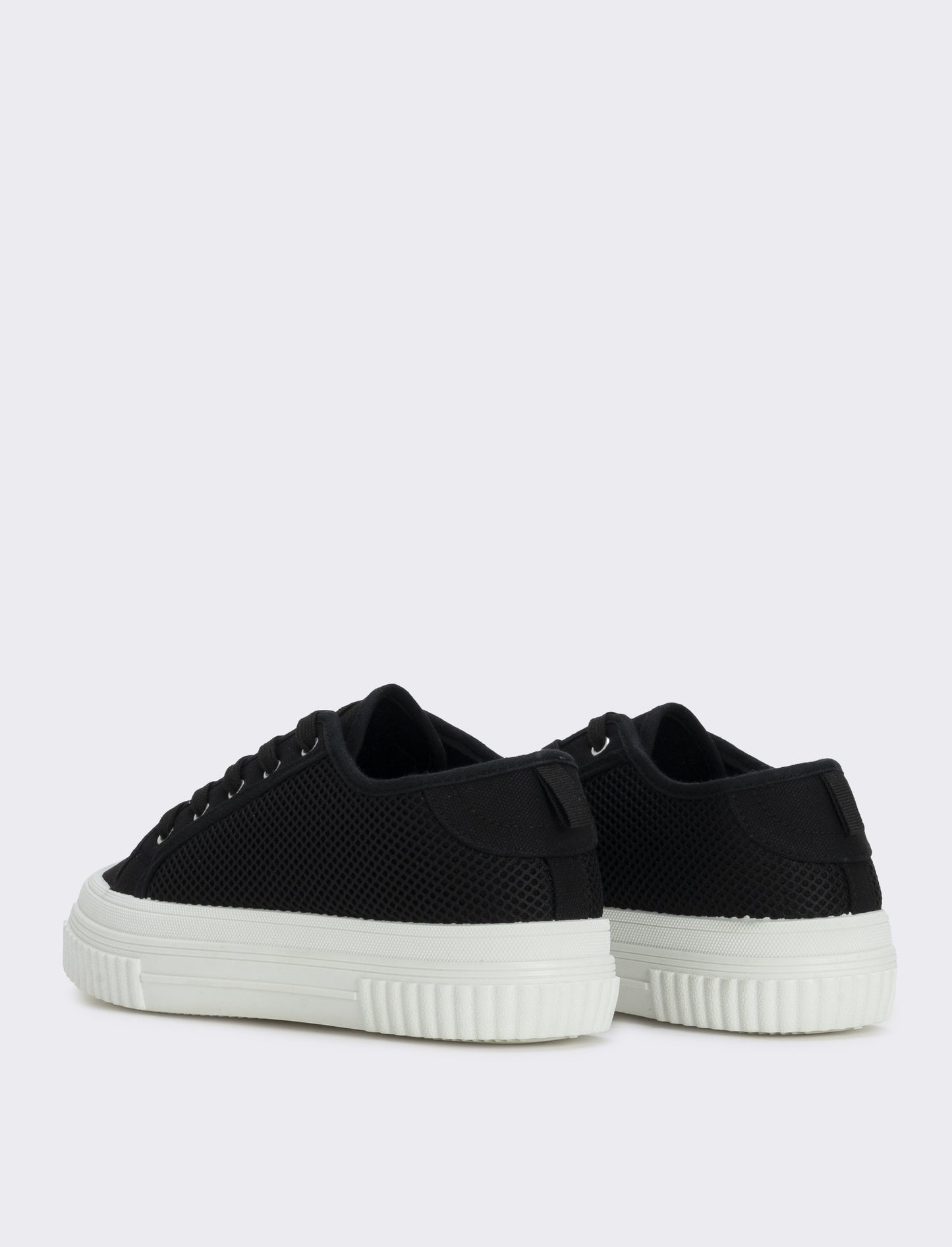 Net-effect sneakers in two colors - Black