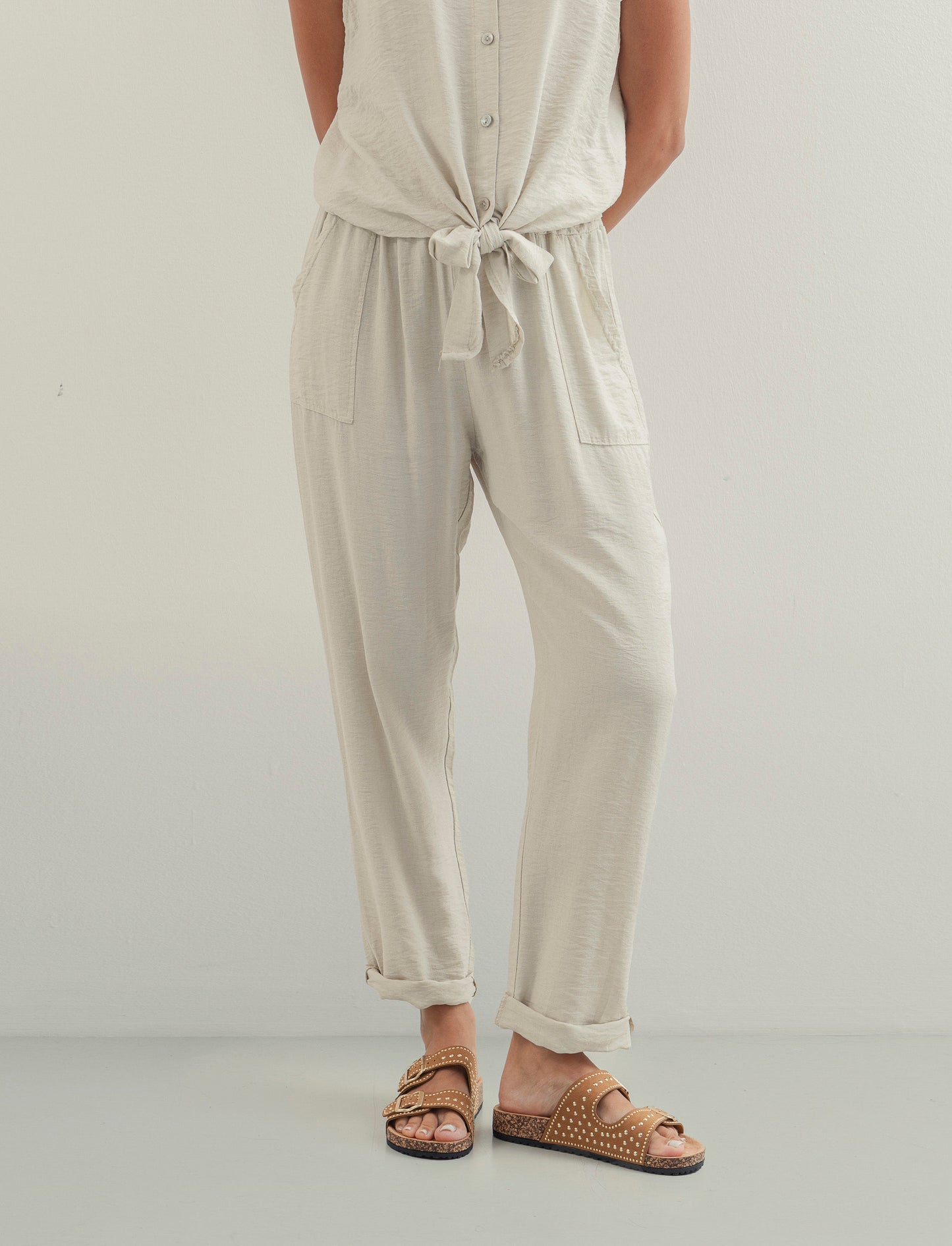 Pantalone con tasche a toppe ed elastico in vita - Sabbia
