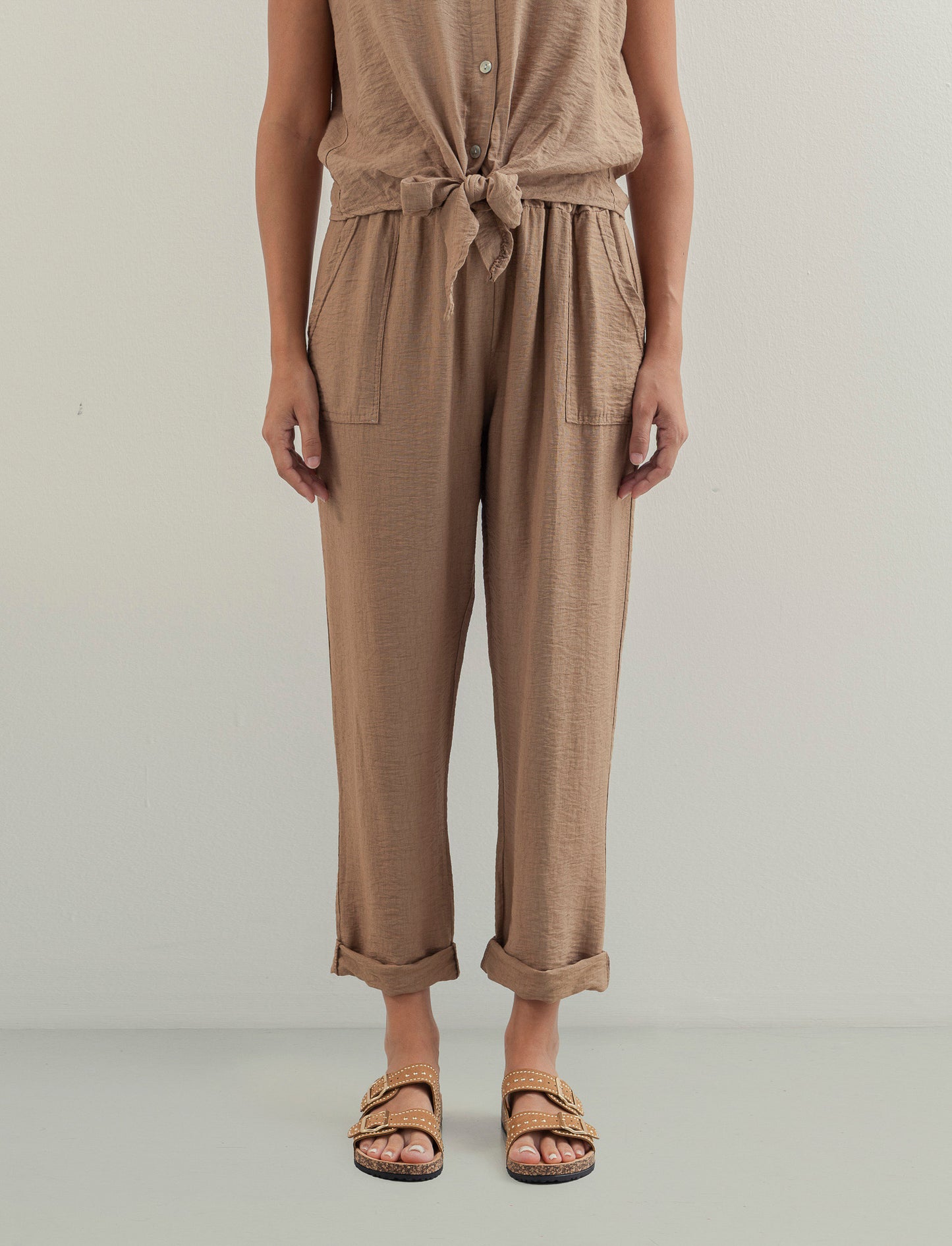 Pantalone con tasche a toppe ed elastico in vita - Cammello