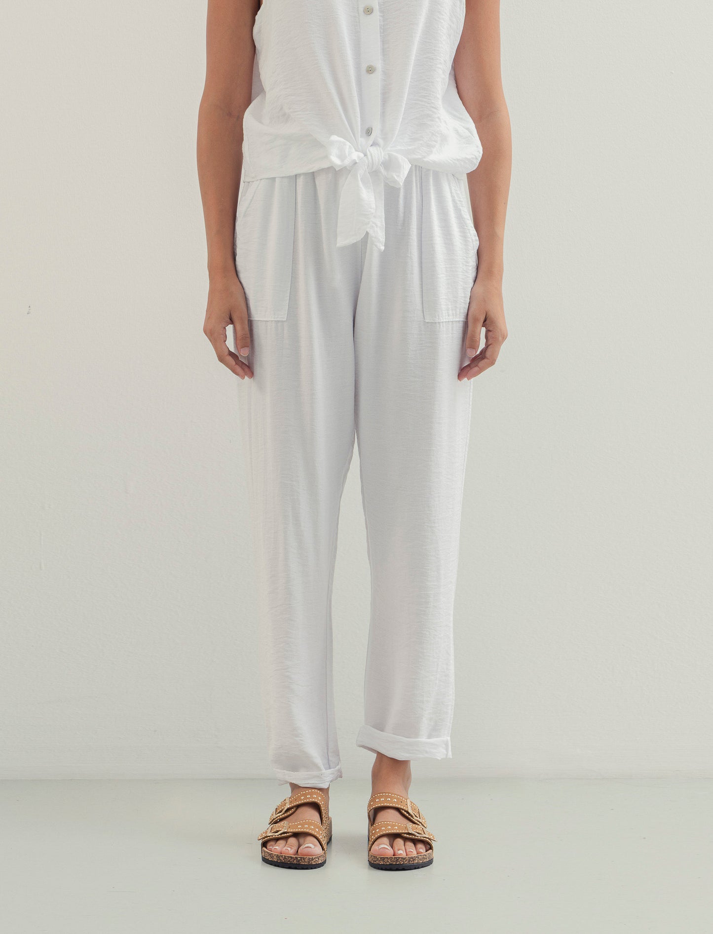 Pantalone con tasche a toppe ed elastico in vita - Bianco